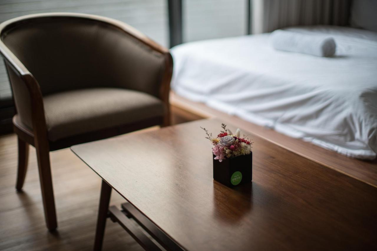 黑琵軼棧湖濱旅宿 K&B Happy Hostel Tainan Extérieur photo